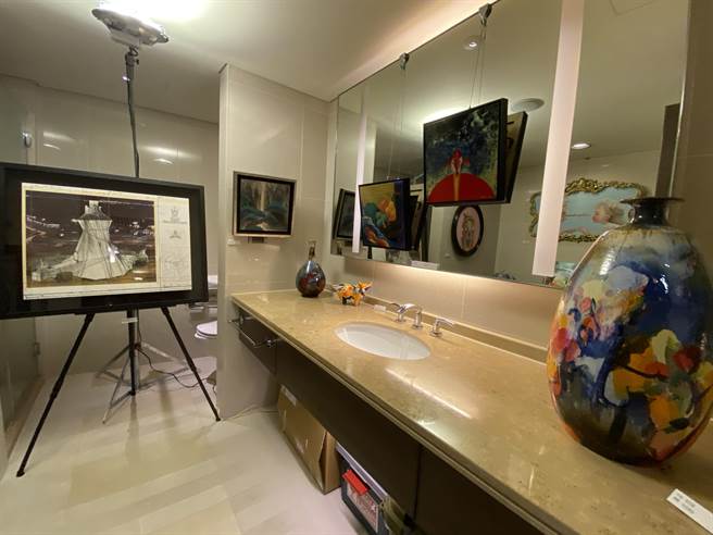 飯店房間當展間，浴室也成為展場。(曹婷婷攝)