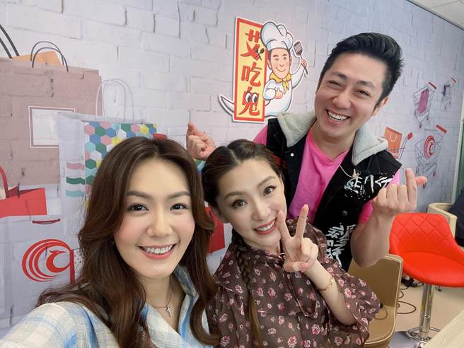 李又汝（左起）上凤凰直播《艾吃鬼》与主持人赖芊合、艾成大啖美食。（民视提供）