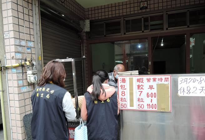 新竹县卫生局日前稽查县内93家食品业者，确认业者均如实完成猪肉、牛肉的产地标示。（庄旻静摄）