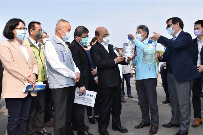 行政院长苏贞昌11日下午赴苗栗竹南水资源处理中心视察新进驻的移动式RO净水设施，苏贞昌检视净化过的水。（谢明俊摄）