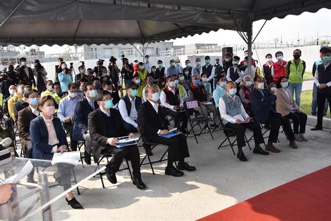 行政院长苏贞昌11日下午赴苗栗竹南水资源处理中心视察，由经济部长王美花等人陪同听取水利署抗旱简报。（谢明俊摄）