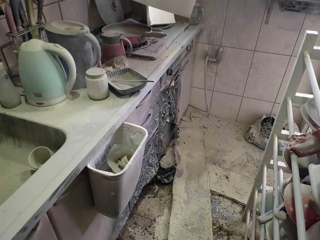 一名前空姐李姓女子11日於台中市豐原區的家中，淋灑汽油後點火，導致其與丈夫全身大面積傷燙傷（圖/蘇育宣翻攝）