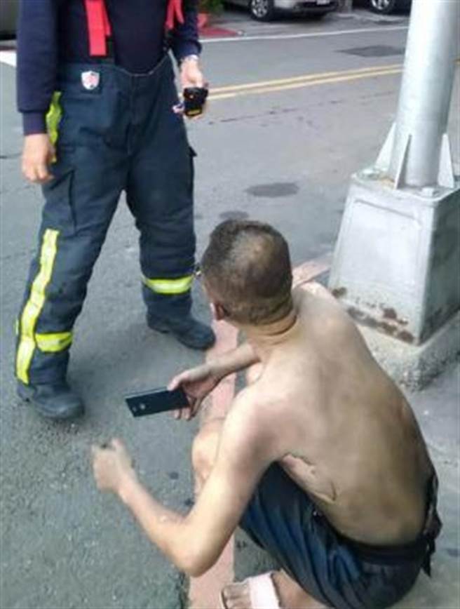 楊男跑到一樓求救(圖片取自/爆料公社)