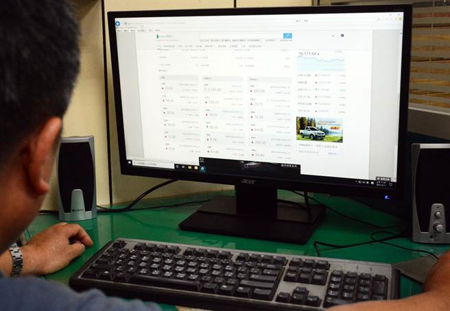 全球股市不断攀高，买股成了全民运动，有诈骗集团锁定未上市股票兜售行骗。图中人物与新闻事件无关。（林和生摄）