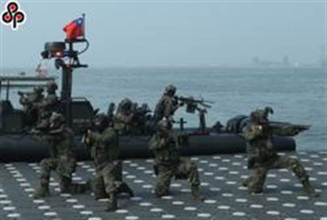 国军春节期间加强战备，海军陆战队两栖侦搜大队新购国造M109新式特种作战突击艇首度曝光，具耐风浪特性深Ｖ滑航型设计，战备阶段提升后，负责近岸3浬海上警戒，可执行快反、海上情搜、渗透突击、反劫船及港防作战等任务，防敌特攻渗透，确保防区安全。（陈怡诚摄)