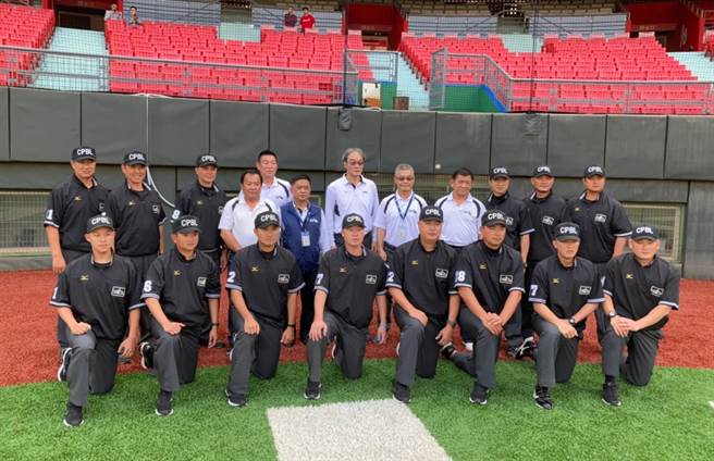 中職一軍裁判共有14人。（鄧心瑜攝）