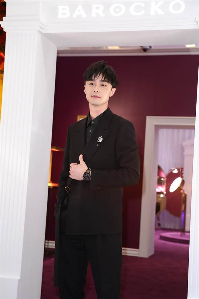 施柏宇为宝格丽特别返台，忍受居家隔离之苦只为了以华丽造型现身，佩戴要价805万的钟乐报时陀飞轮腕表。（陈俊吉摄影）