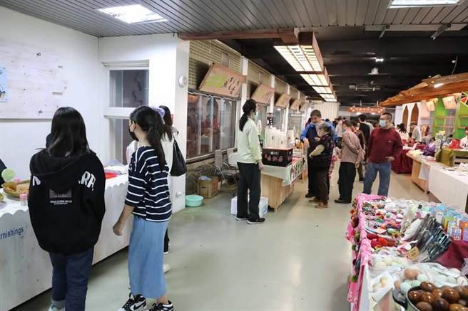 苗栗县政府推动苗栗陶品牌打造计画，以苗栗陶瓷博物馆为核心，并定期办理市集，逐步打造园区品牌。（苗栗县政府提供／何冠娴苗栗传真）