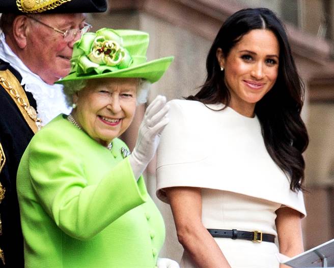 梅根在专访中谈及英国女王伊丽莎白二世（Queen Elizabeth II）一向待她很好，更公开女王2018年6月在一场活动后借她毛毯的温暖往事，有英国民眾刚好捕捉到两人当时的温馨互动。（资料照／TPG、达志影像）