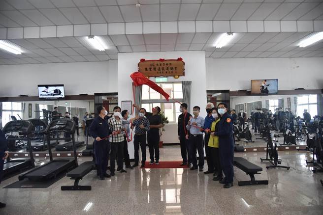 台南市佳里警分局获民间企业捐赠近百万元健身器材，体适能运动室11日举行启用仪式。（台南市佳里警分局提供／刘秀芬台南传真）