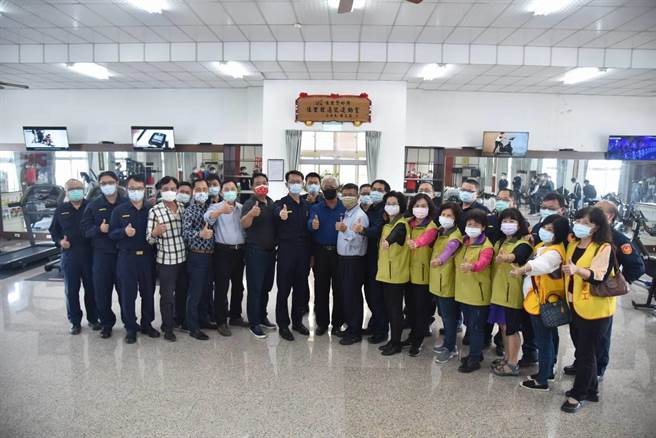 台南市佳里警分局获民间企业捐赠近百万元健身器材，体适能运动室11日举行启用仪式。（台南市佳里警分局提供／刘秀芬台南传真）