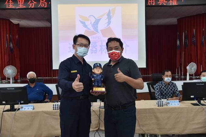 台南市佳里警分局获民间企业捐赠近百万元健身器材，体适能运动室11日举行启用仪式。（台南市佳里警分局提供／刘秀芬台南传真）