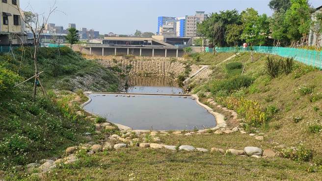 市府水务局近年推广民间成立自主防灾社区，其中中坜区普忠里辟建滞洪池、溢洪道进行排水，并将埔顶支渠防汛闸门巡视，全面改为即时监看系统，改善附近12处社区的淹水囧况。（黄婉婷摄）