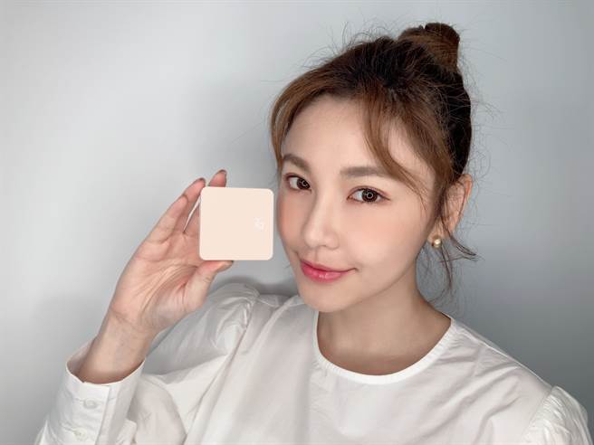 Za粉餅成分升級，推出「妝自然無瑕粉餅EX」，一拍就有細緻透亮的氧氣奶油肌。（邱映慈攝）