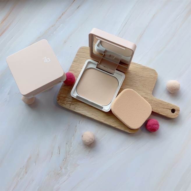 Za「妝自然無瑕粉餅EX｣妝效與包裝同步升級，持妝更透亮、毛孔更隱形、保濕更持久、粉質更細緻、油光更隱形。（邱映慈攝）