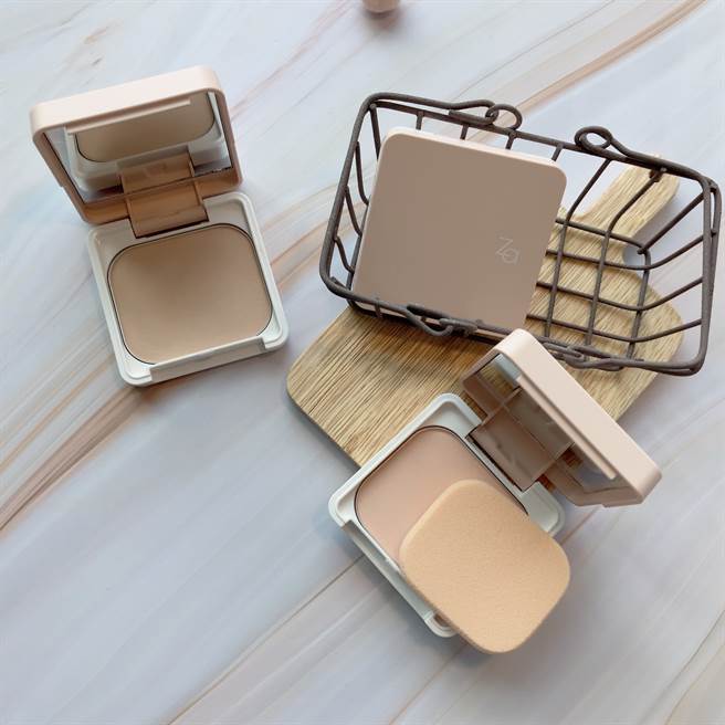 Za「妝自然無瑕粉餅EX｣粉盒是有質感的裸粉色。（邱映慈攝）
