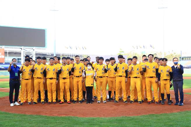 中信兄弟主場開幕戰周日開打，台中市長盧秀燕鼓勵球員預祝奪勝。（盧金足攝）