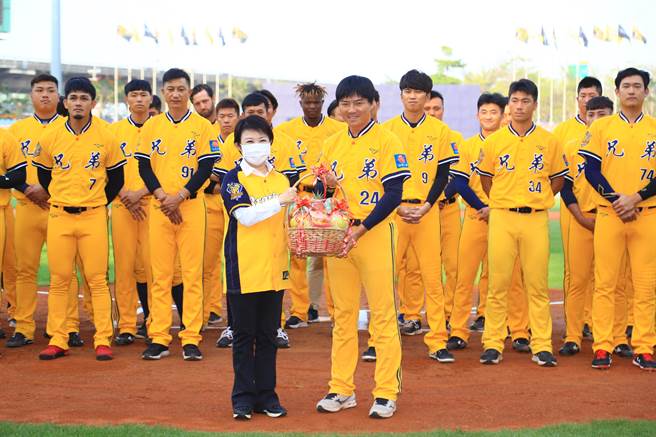 中信兄弟主場開幕戰周日開打，台中市長盧秀燕鼓勵球員預祝奪勝。（盧金足攝）