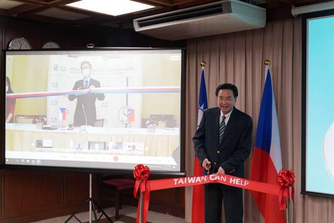 吳釗燮與捷克參議長韋德齊在我國政府捐贈的口罩生產線啟用儀式共同剪綵。（外交部提供）