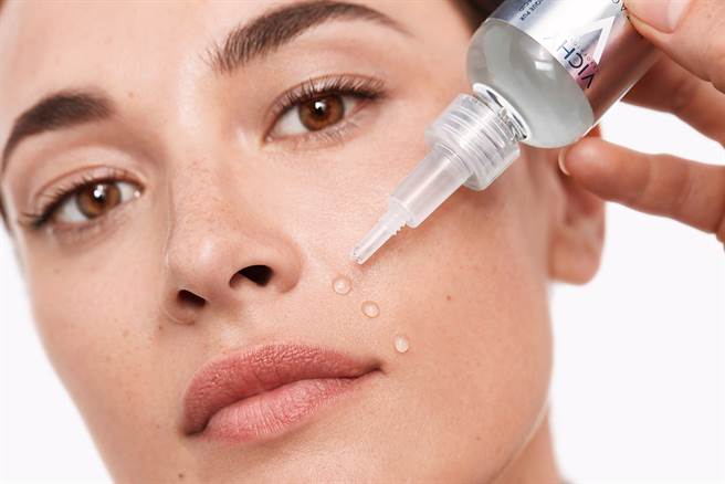 薇姿VICHY全新推出HA超导抚纹安瓶精华，特别针对脸部常见纹路提供抗老所需配方。（图／品牌提供）