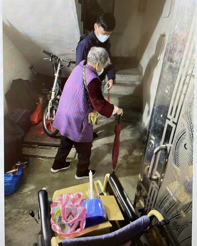 新北市永和警分局秀朗派出所員警仲葛遠麒、鄭柏仁協助8旬婦人返家。（永和警分局提供）