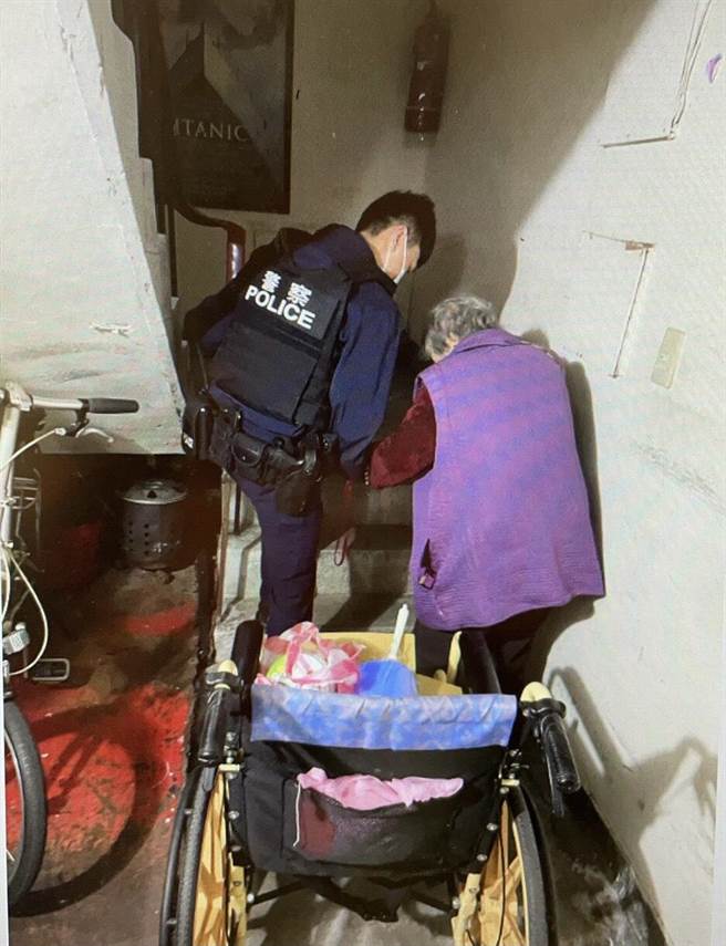 新北市永和警分局秀朗派出所員警仲葛遠麒、鄭柏仁協助8旬婦人返家。（永和警分局提供）