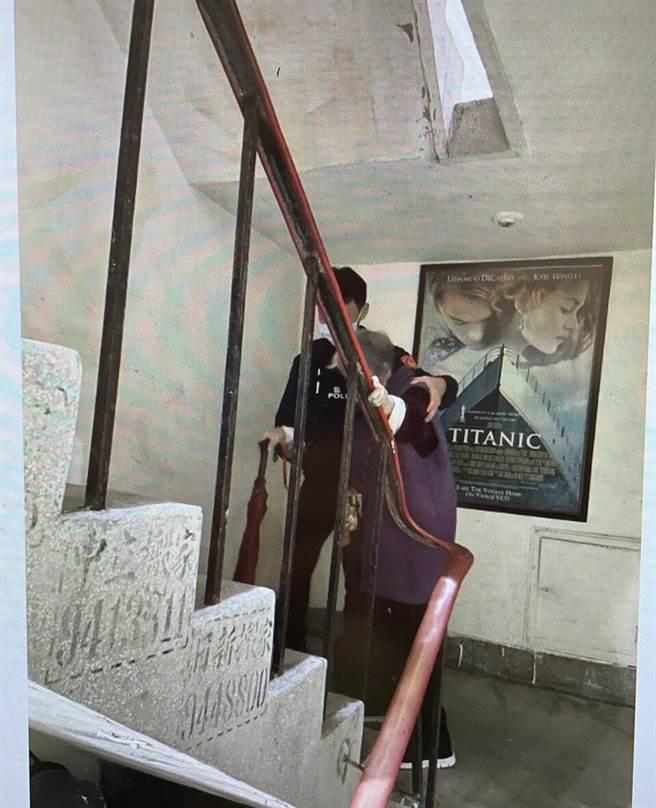 新北市永和警分局秀朗派出所員警仲葛遠麒、鄭柏仁協助8旬婦人返家。（永和警分局提供）