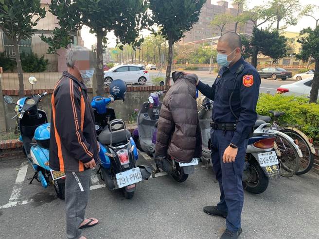 莊男（左）竊取掛在機車上的羽絨外套，24小時就被佳里分局員警查獲。（讀者提供／劉秀芬台南傳真）