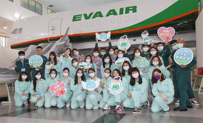 （空服员体验营2.0每隔周六开设一梯，学员将穿上训练用工作服，学习舱门开启、灭火程序、紧急逃生演练等实作课程。图／长荣航空提供）
