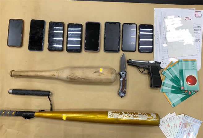 查获制式手枪1支、改造手枪4支、毒品、金属伸缩甩棍、铝棒、球棍、玩具枪等赃证物。（台中市警察局提供／张妍溱台中传真）