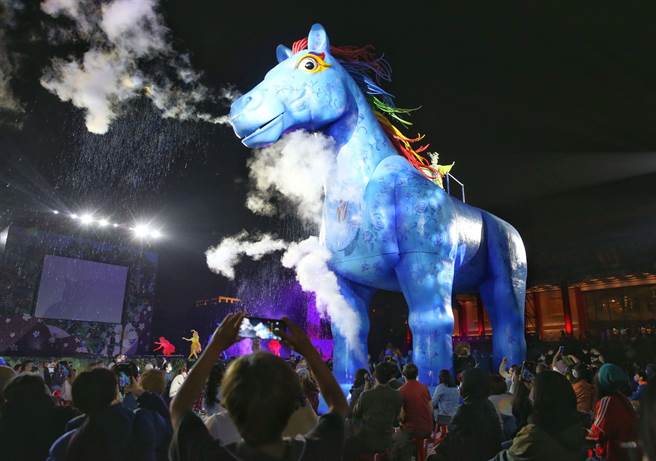 雨马在故事中是两族相互理解的关键，在演出现场则是最为吸睛的焦点。(王英豪摄)