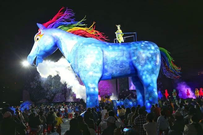 小野说，童话里的雨马本是在天空飞翔，但演出设定于户外，团队讨论后，决定要将道具做的「越大越好」，才有这只高达10公尺高的雨马。(王英豪摄)