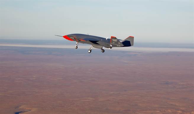 澳洲學者與情報官員指出，澳洲各大學面臨的外國干預和間諜問題，可能導致機敏技術外流至中國大陸。圖為波音澳洲的「忠誠僚機」無人戰機。（圖/澳洲皇家空軍）