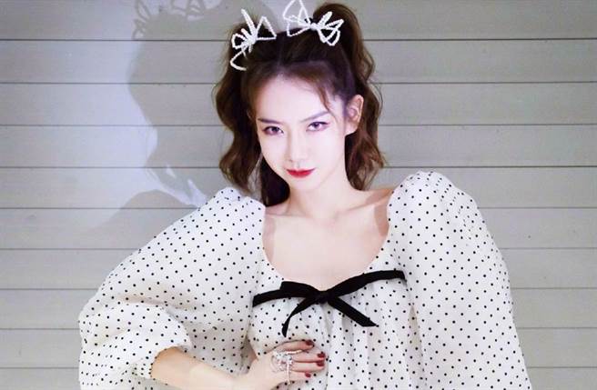 戚薇分想网路购物被坑的经验，提醒大家下单要注意价格。（图／翻摄自微博）