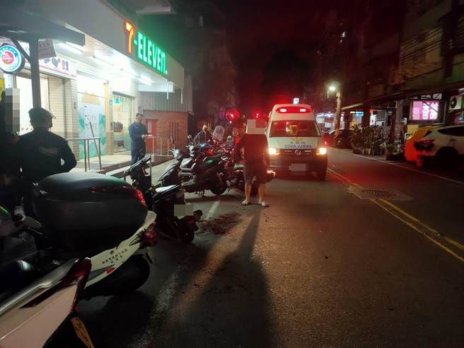 20多歲蘇姓男子今（11日）晚間7時許，在新北市汐止區汐萬路二段某超商外遭人砍傷。（翻攝）