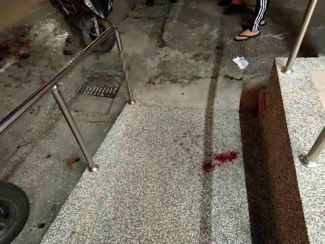 20多歲蘇姓男子今（11日）晚間7時許，在新北市汐止區汐萬路二段某超商外遭人砍傷。（翻攝）