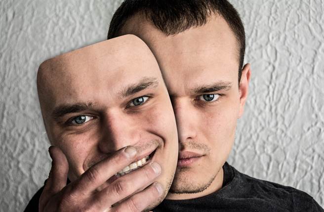 有些人看起来老实善良，却只是偽装自己的面具，看似无害的人其实越有害！（图／Shutterstock）