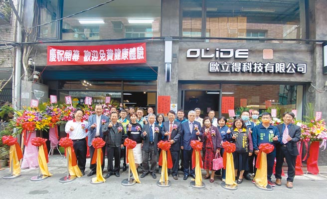 新北市欧立康全民健康中心10日举行开幕典礼，由产学专家共同剪彩启用。富欣实业董事长易健民（左起）、医务学会名誉理事长谢武吉、前环保署长沈世宏、欧立康董事长候玉、前卫生署长杨志良、中科大院长林文灿、海山基金会董事长刘炳煌、荷兰村董事长陈春凤等与来宾合影。图╱严强国