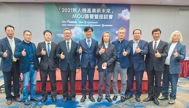 在經濟部技術處處長邱求慧（左五）見證下，金屬中心與七大單位簽署合作備忘錄；圖為MOU簽署單位合影，左四為金屬中心執行長林秋豐。圖／黃台中