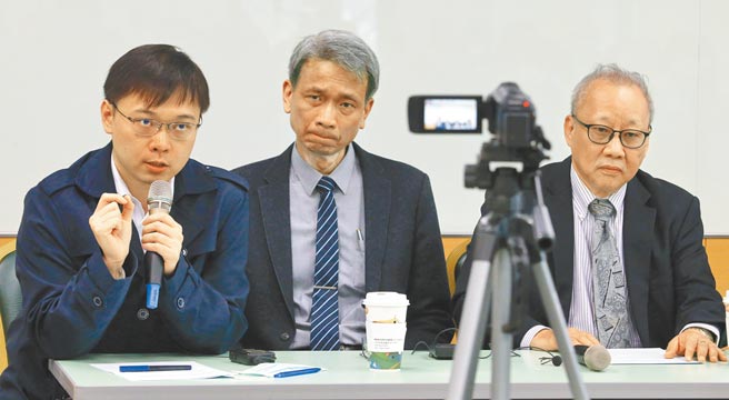 蔡英文表示，重启核四绝对不是选项，清华大学工科系教授叶宗洸（中）则指出，核绿共生是国际趋势，（左）为以核养绿公投领衔人黄士修。（陈君玮摄）