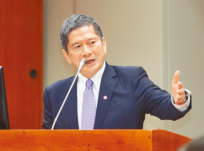 文化部长李永得昨在立院备询，指媒体说「文化部高层大逃亡」是「胡说八道」，悬缺多为届龄退休，预计4月9成补实。此外，针对找李静慧任次长，是为故宫组改，李则称「完全无关」。（张铠乙摄）