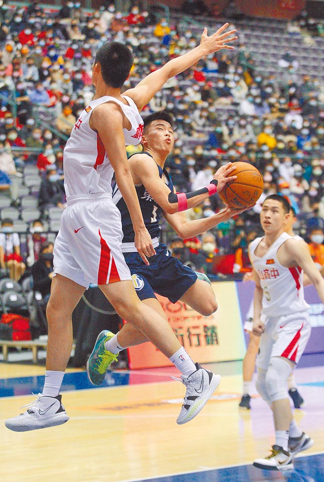 教育部以防疫為由停辦全國學生表演藝術類競賽團體組比賽，卻准HBL高中籃球聯賽持續舉辦，引家長抗議防疫標準不一致。圖為HBL日前4強決賽。（本報資料照片）