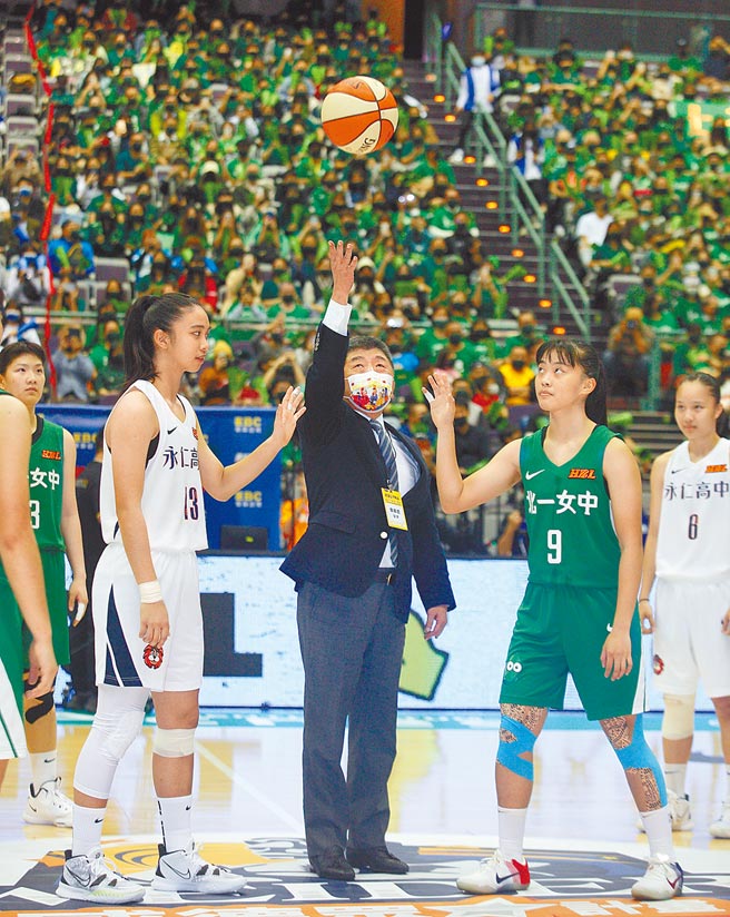 今年的高中籃球聯賽（HBL），吸引蔡英文總統、賴清德副總統、衛福部長陳時中蒞臨，與青少年打成一片。圖為陳時中（中）擔任開球嘉賓。（本報資料照片）