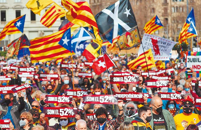 欧洲议会表决通过撤销加泰隆尼亚前自治政府主席普伊格蒙特等3人的司法豁免权。图为西班牙民眾示威要求允许加泰隆尼亚有一个支持独立的地方政府。（路透）