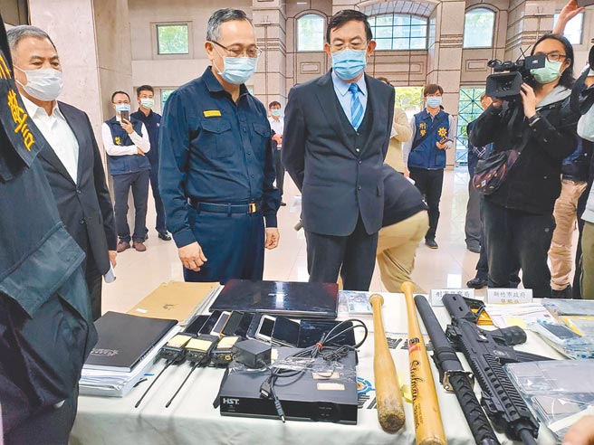 警政署长陈家钦（左二）与高检署检察长邢泰钊（左三）10日到刑事局检视扫黑成果。（林郁平摄）