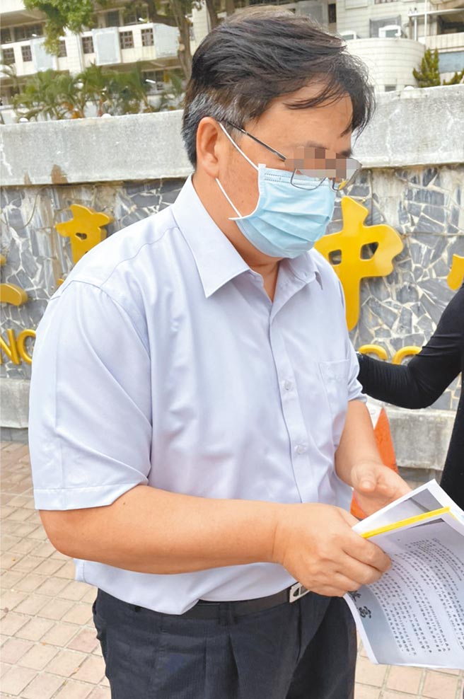 高雄苓雅区某高中袁姓教师遭爆料利用课余时间开宫庙兼差当「乩童」，甚至订出奇怪规定；校方已针对袁师遭爆料课余兼职一事，调查是否违反《教师法》。（洪浩轩摄）