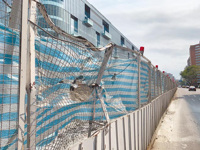 台北市議員徐巧芯踢爆，大巨蛋7日發生工地的吊掛鋼筋鬆脫從高處墜落，直接砸車道、壓垮圍籠護欄的工安意外。（北市議員徐巧芯提供／游念育台北傳真）