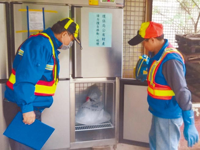 北市率先全台首創「人道處理路殺犬貓遺體作業流程」上路已滿2年，為1801隻路殺犬貓送行。（摘自台北市環保局臉書粉絲專頁）