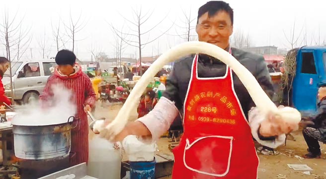 山东「拉麵哥」程运付，因坚持卖3元（人民币）一碗拉麵、「15年不涨价」，在网路爆红。（摘自youtube）