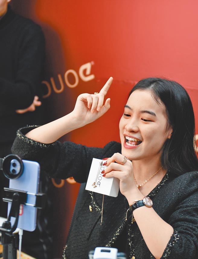 直播带货，或是开节目当网红，也是大陆青年两栖或多栖的选择。  （新华社）